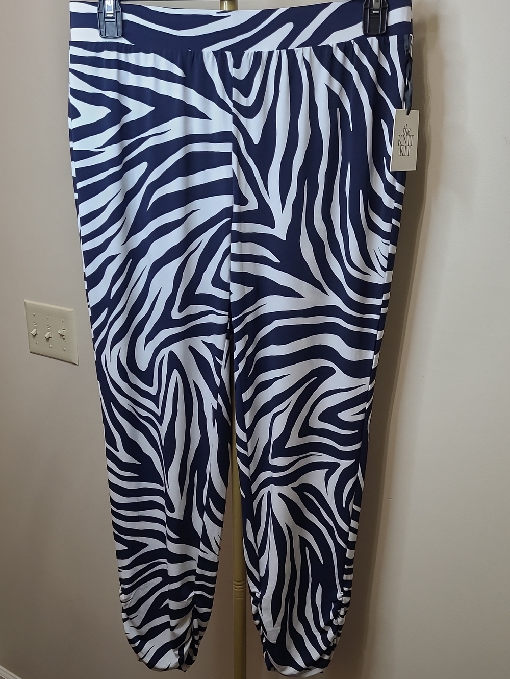 NWT Chico's Ultimate Fit Navy Blue & White Zebra-Print Ankle Pants size 1 (M)